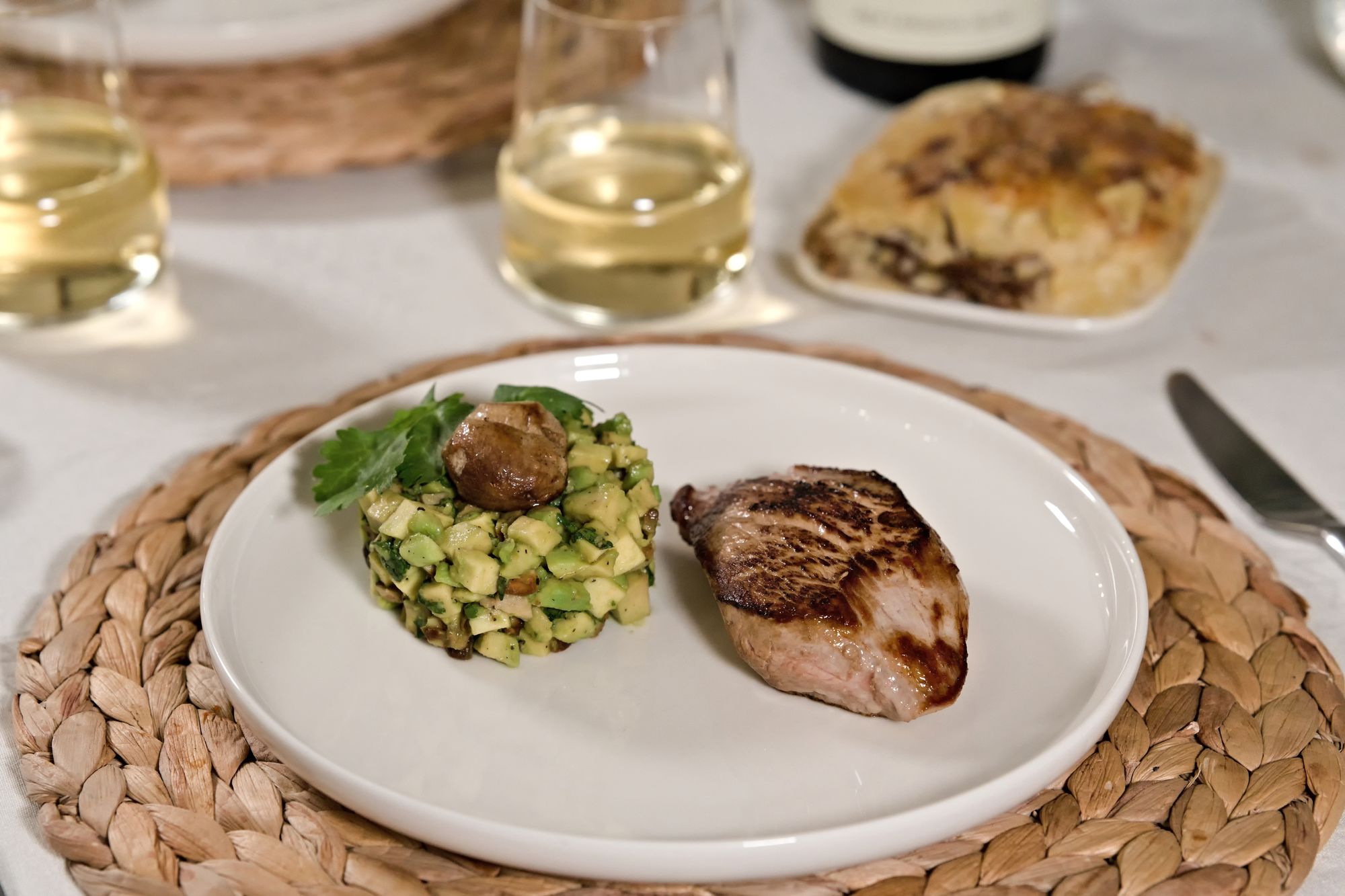 Tartare d'avocat et de cèpes au filet de veau