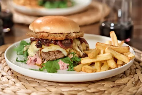 Parasol-Burger mit Preiselbeer-Meerrettich-Mayo