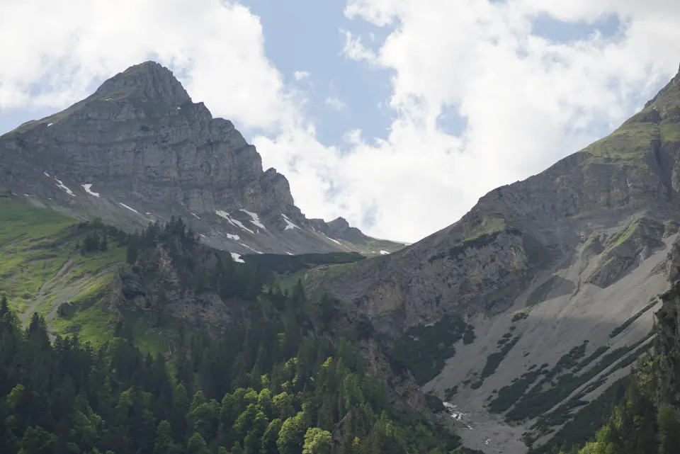 Berggipfel über einem bewaldeten Tal
