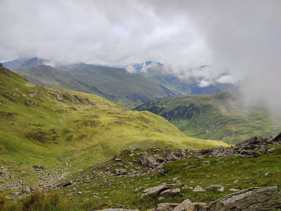 Grüne Berghänge mit aufziehenden Wolken