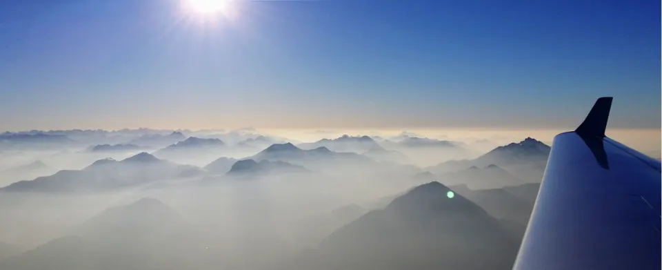 Nebelmeer über den Alpen – Blick aus dem Flugzeug