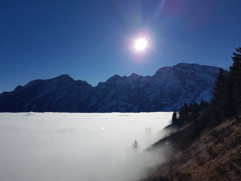 Gipfel ragen in der Sonne über das Nebelmeer