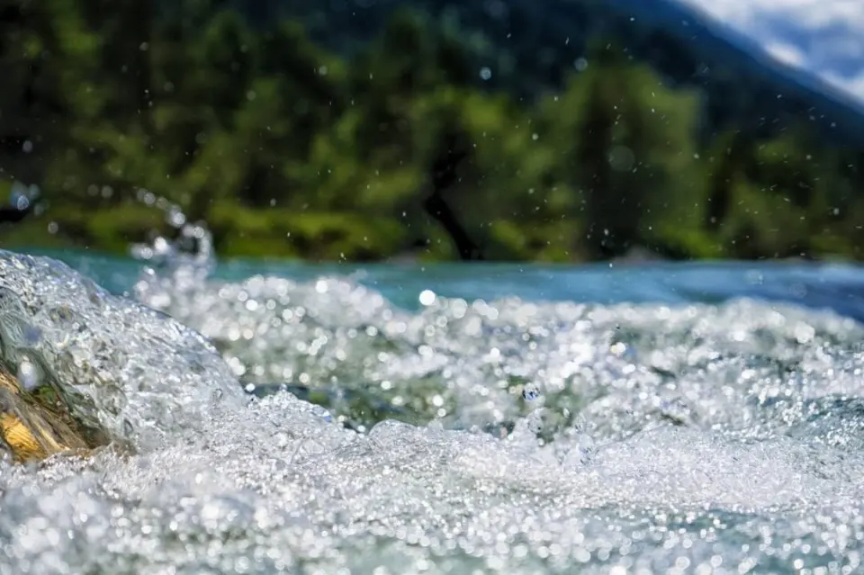 Spritzendes Wasser im Gebirgsbach, Nahaufnahme