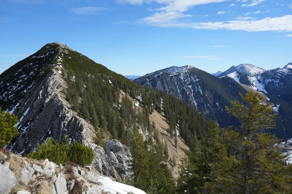 Bewaldeter Berggrat im Frühjahr, Reste von Schnee