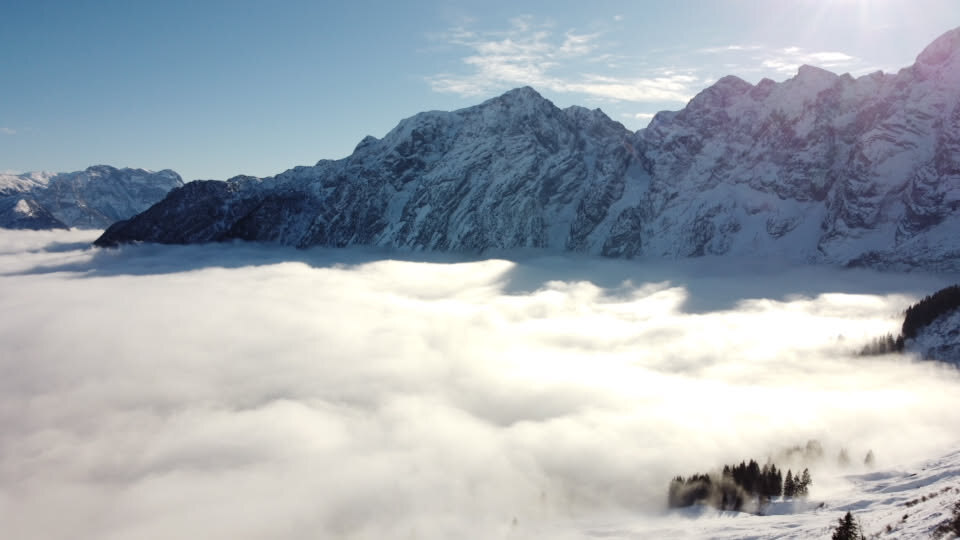 Nebelmeer im Tal, Berge ragen heraus